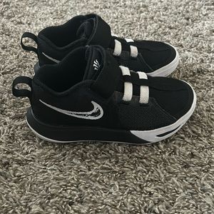 Nike Kyrie Flytrap Basketball Shoes. Size 11C.